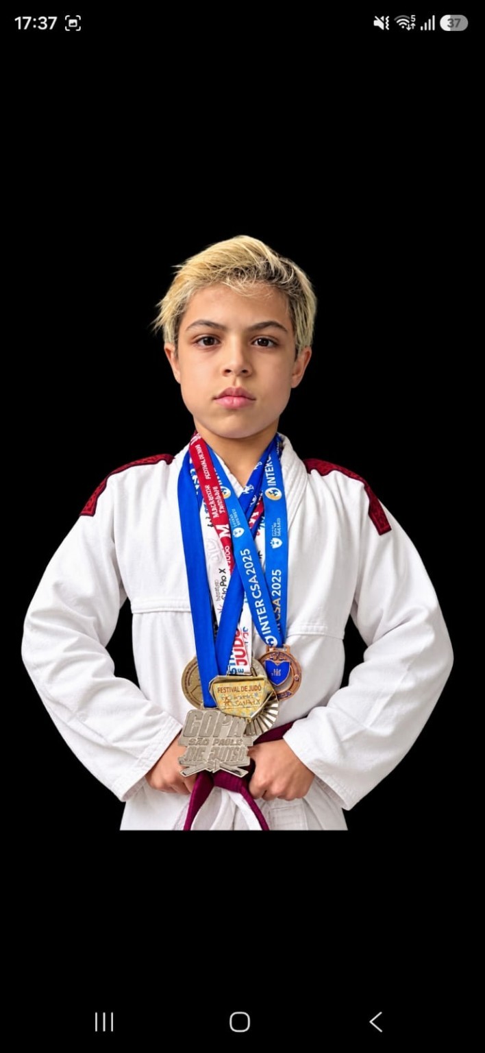 Carlos Abolis com kimono e medalhas